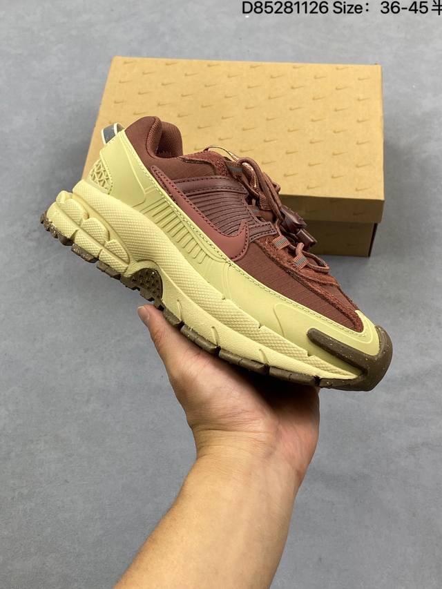 公司级Nike Zoom Vomero Roam 耐克 复古休闲运动慢跑鞋 采用环保纤维革饰片组合网眼布鞋面材质 升级正确后跟Tpu加固 耐弯折热塑框架支撑鞋身