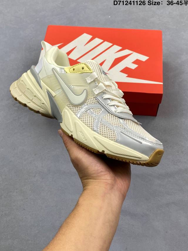 Nike V2K Runtekk 减震防滑复古低帮跑步鞋 材质上使用大面积网眼 皮革 Tpu 组成 支撑和透气性肯定不错 中底处由 Cushlon 泡绵打造 保