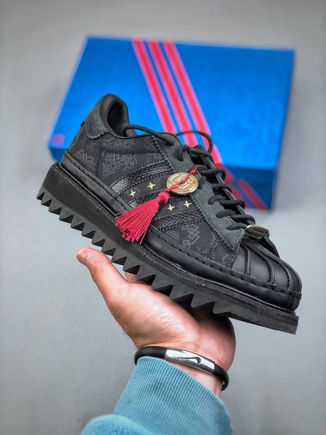 降价 原 F Clot X Ad Superstar Jr5114 陈冠希联名 贝壳头锯齿休闲板鞋 #鞋款采用预科生风格，配有白色皮革鞋身，饰有透气孔以增强透气