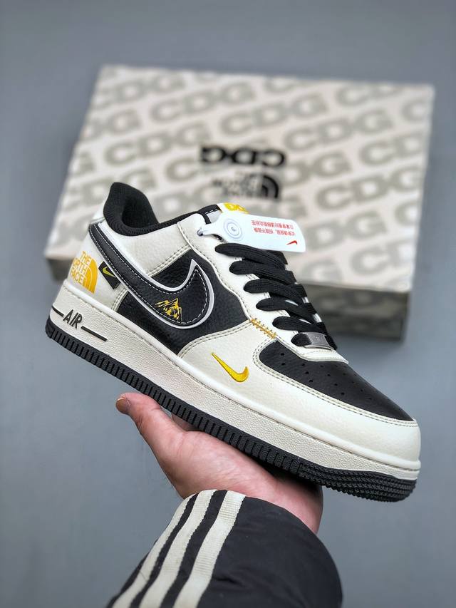 Xc版 海外限量发售！公司级Nike Air Force 1 '07 Low “北面联名--米黑金标”空军一号 低帮 运动鞋 休闲鞋 折边针车 工艺难度大 原楦