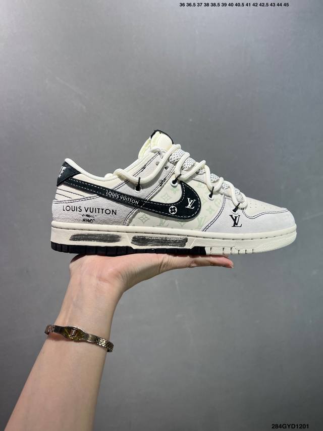 公司级Louis Vuitton X Nike Dunk Low 黑涂鸦抽绳 此款主张打破传统的工业化流水线设计限制，以Made By Ideas的超级创意为理