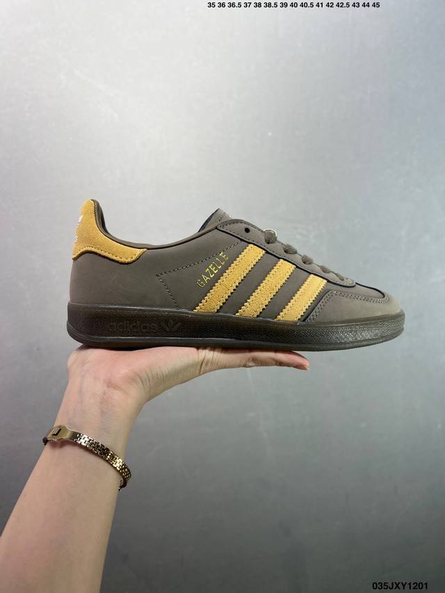 公司级阿迪达斯Adidas Originals Gazelle Indoor 三叶草复古防滑耐磨低帮板鞋 Hq8717 鞋款采用柔软的绒面革和耐用的皮革衬里融合