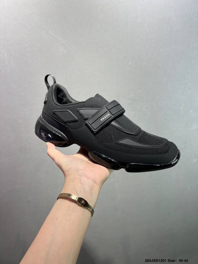 prada America‘S Cup 普拉达 运动鞋经过重新设计 全新面料和颜色为它注入新的当代精神 这款航海风系带运动鞋 最初在上世纪90年代为Lunaro