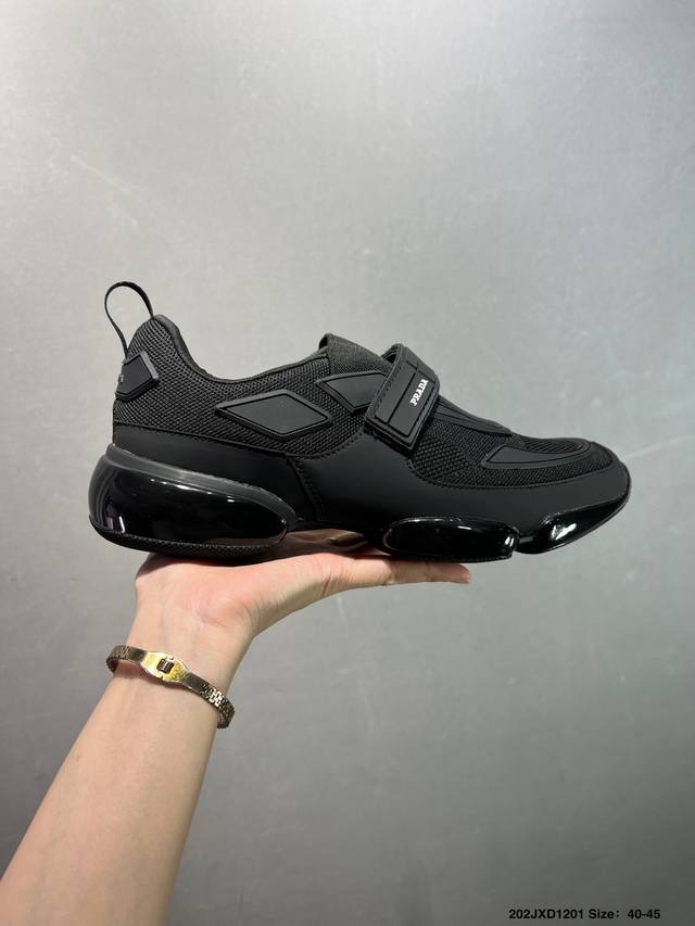 prada America‘S Cup 普拉达 运动鞋经过重新设计 全新面料和颜色为它注入新的当代精神 这款航海风系带运动鞋 最初在上世纪90年代为Lunaro