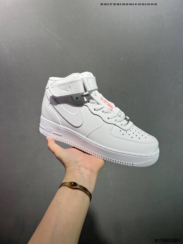 耐克Nike Air Force 1 Mid 07 空军一号中帮百搭休闲运动板鞋。柔软、弹性十足的缓震性能和出色的中底设计，横跨复古与现代的外型结合，造就出风靡