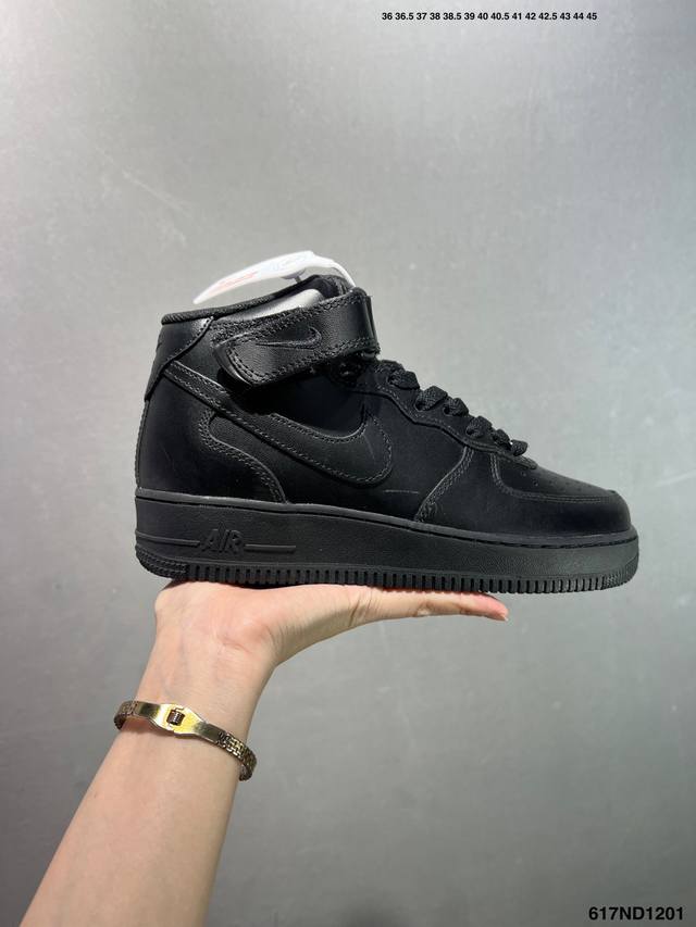 耐克Nike Air Force 1 Mid 07 空军一号中帮百搭休闲运动板鞋。柔软、弹性十足的缓震性能和出色的中底设计，横跨复古与现代的外型结合，造就出风靡