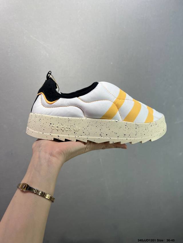 Ad Originals puffylette 一脚蹬袜套防水保暖面包鞋运动鞋 If4326 鞋面采用带有柔软内衬的编织材质制成 搭配鞋头显眼的 Three S