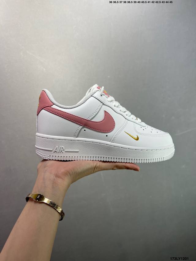 耐克Nike Air Force 1’07 空军一号低帮百搭休闲运动板鞋。柔软、弹性十足的缓震性能和出色的中底设计，横跨复古与现代的外型结合，造就出风靡全球三十
