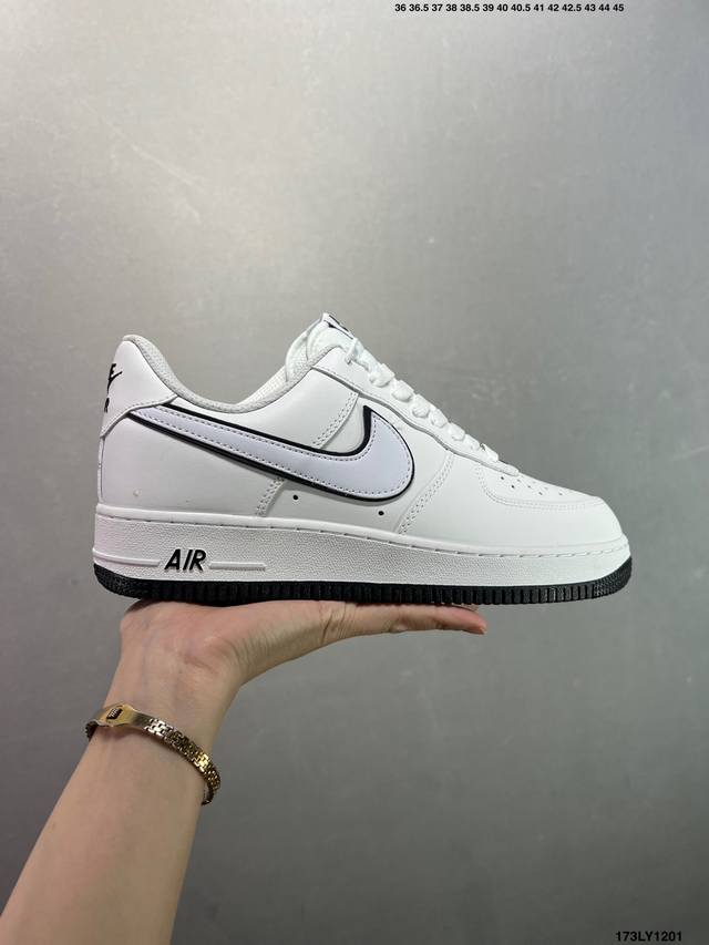 耐克Nike Air Force 1’07 空军一号低帮百搭休闲运动板鞋。柔软、弹性十足的缓震性能和出色的中底设计，横跨复古与现代的外型结合，造就出风靡全球三十