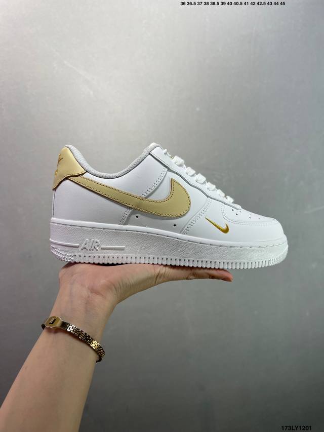 耐克Nike Air Force 1’07 空军一号低帮百搭休闲运动板鞋。柔软、弹性十足的缓震性能和出色的中底设计，横跨复古与现代的外型结合，造就出风靡全球三十