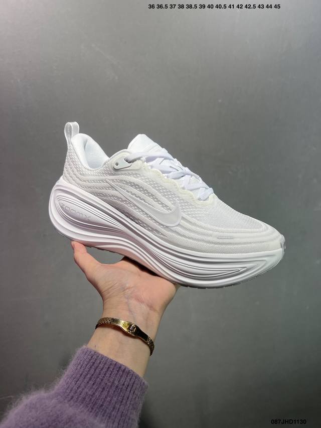 公司级耐克Nike Vomero plus 舒适减震防滑低帮跑步鞋 全掌Reactx泡绵中底 前掌和后跟还配备了Air Zoom气垫单元 据说跑起来更快更舒适哦
