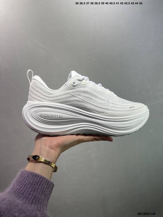 公司级耐克Nike Vomero plus 舒适减震防滑低帮跑步鞋 全掌Reactx泡绵中底 前掌和后跟还配备了Air Zoom气垫单元 据说跑起来更快更舒适哦