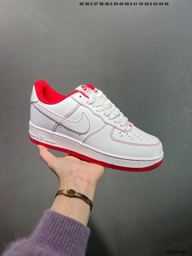 耐克Nike Air Force 1’07 空军一号低帮百搭休闲运动板鞋。柔软、弹性十足的缓震性能和出色的中底设计，横跨复古与现代的外型结合，造就出风靡全球三十
