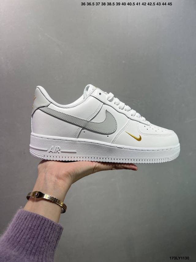 耐克Nike Air Force 1’07 空军一号低帮百搭休闲运动板鞋。柔软、弹性十足的缓震性能和出色的中底设计，横跨复古与现代的外型结合，造就出风靡全球三十