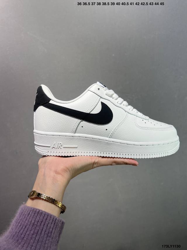 耐克Nike Air Force 1’07 空军一号低帮百搭休闲运动板鞋。柔软、弹性十足的缓震性能和出色的中底设计，横跨复古与现代的外型结合，造就出风靡全球三十