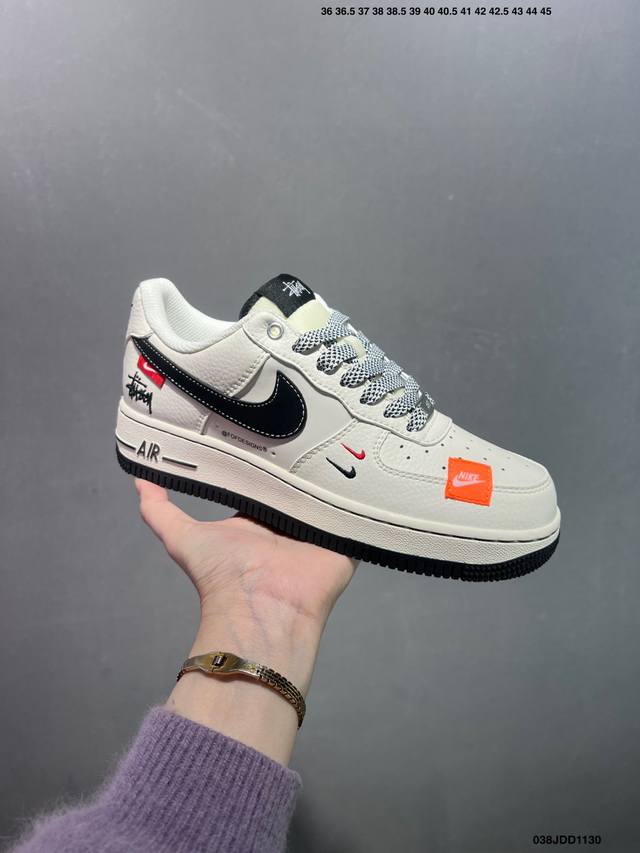 特价Nk Air Force 1′07 Low 空军一号低帮百搭休闲运动板鞋 Sj1198-108 柔软、弹性十足的缓震性能和出色的中底设计 横跨复古与现代的外