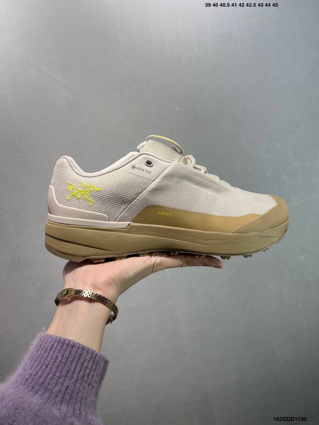 公司级Arcteryx始祖鸟 Norvan Kopec Gtx 覆盖防水 低帮户外登山徒步鞋 特有的独立衬垫 穿着更合脚 带有Gore-Tex防水内衬 提供透气