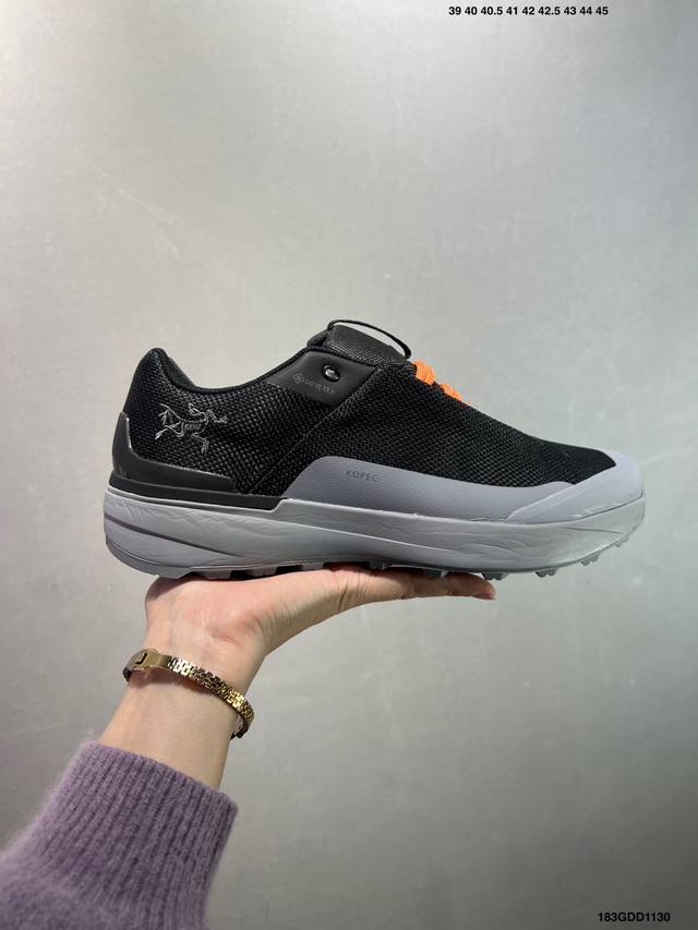 公司级Arcteryx始祖鸟 Norvan Kopec Gtx 覆盖防水 低帮户外登山徒步鞋 特有的独立衬垫 穿着更合脚 带有Gore-Tex防水内衬 提供透气