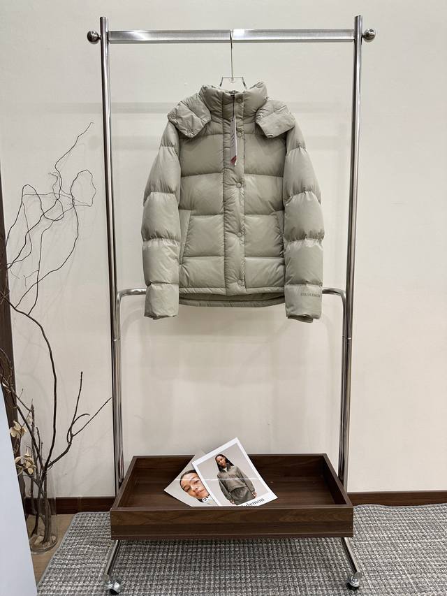 渠道优势 ！ 外贸保真版 Lulu 丨露露乐檬 Winder puff Lulu 五格｜女士短款羽绒服 尺码：2 4 6 8 10 产品配色：黑色 白色 电光紫