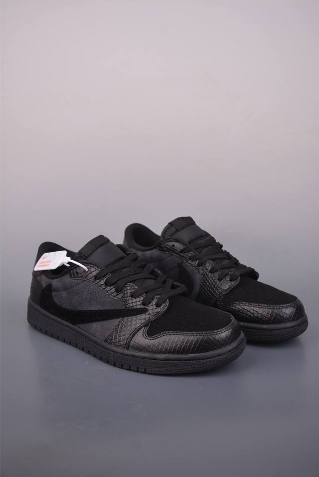 Fragment X Travis Scott X 科比 Air Jordan 1 Low 三方联名倒钩 全新的三方联名低帮倒钩鞋面延续了黑脚趾设计，整双鞋以全