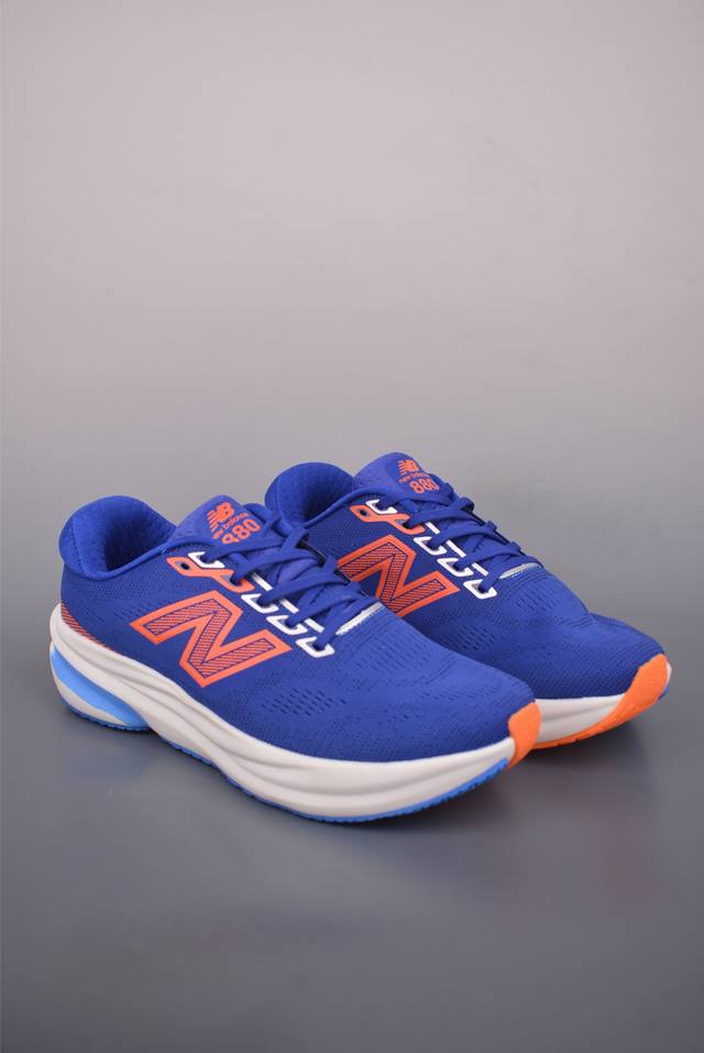 New Balance Fresh Foamx880 轻便缓冲低帮跑步鞋 实拍首发 作为880系列的全新产品 Fresh Foam X880V12采用重新设计的