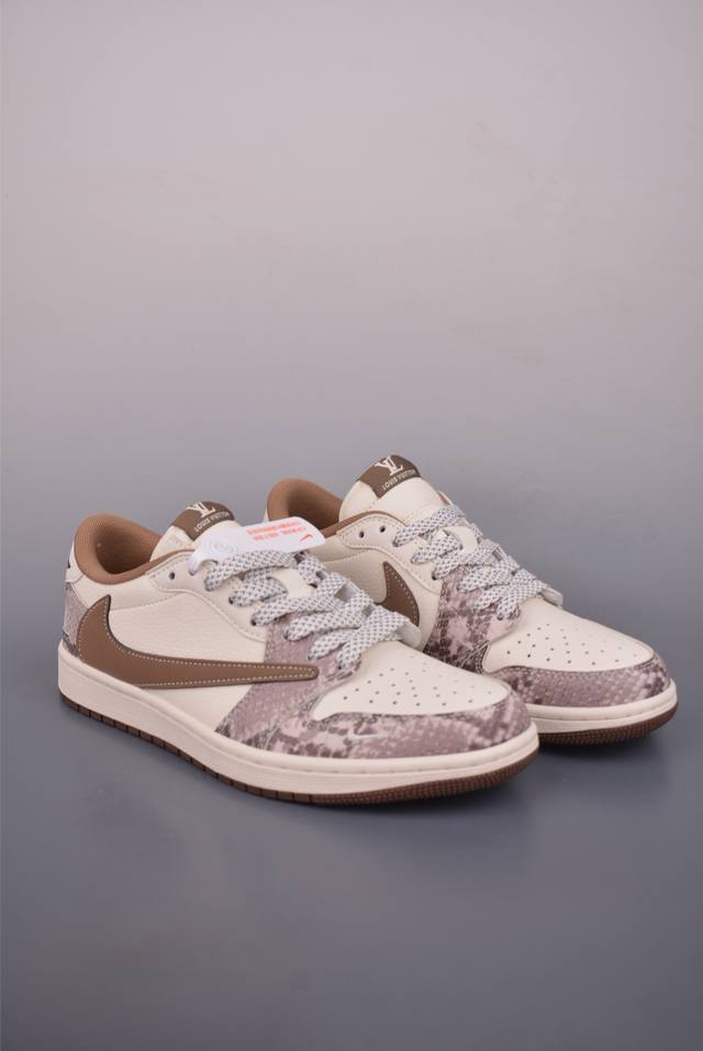 Fragment X Travis Scott X Lv Air Jordan 1 Low 三方联名倒钩 全新的三方联名低帮倒钩鞋面延续了黑脚趾设计，整双鞋以全