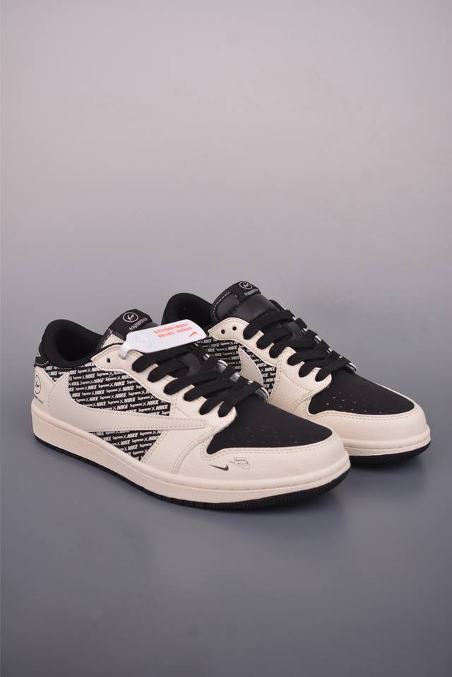 Fragment X Travis Scott X Fragmentdesign Air Jordan 1 Low 三方联名倒钩 全新的三方联名低帮倒钩鞋面延续