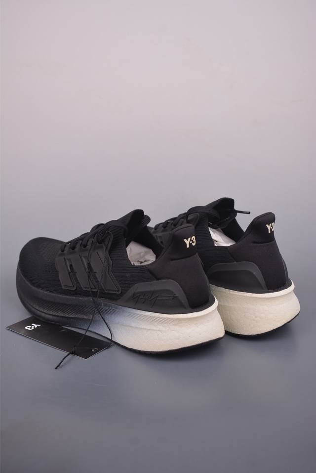 Y-3 Ultraboost 5 联名款 缓震运动休闲轻便透气跑步鞋 采用Adidas primeknit鞋面 裹脚舒适 搭载Boost技术 为运动添舒适 还搭