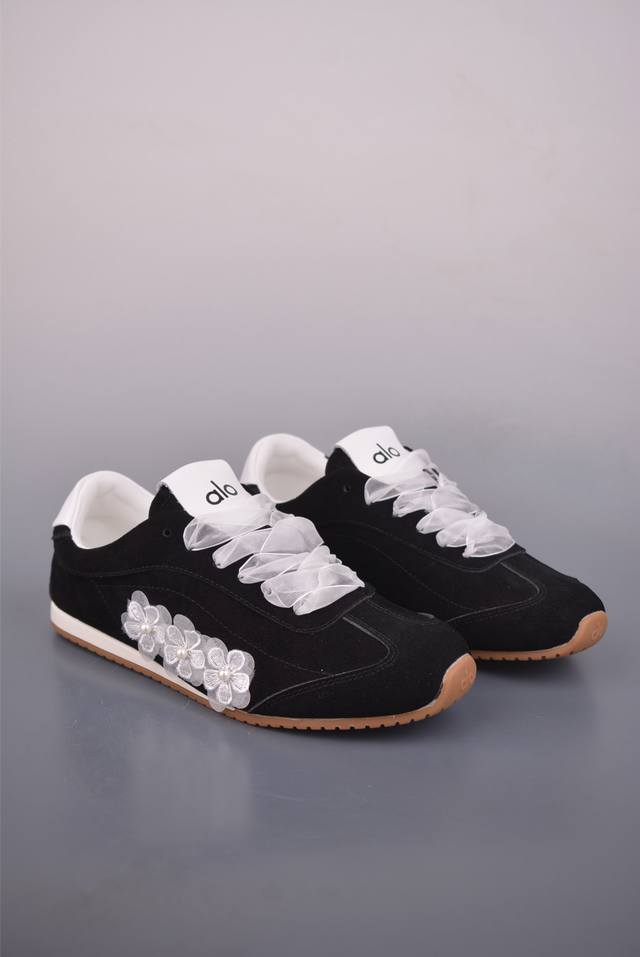 Alo2025Ss新款Alo Sunset Sneaker 复古平底德训阿甘鞋 纯原版本 面料高丝光牛反毛 鞋舌内置了轻乳棉和后包内置厚实乳胶 脚感更加舒适 打