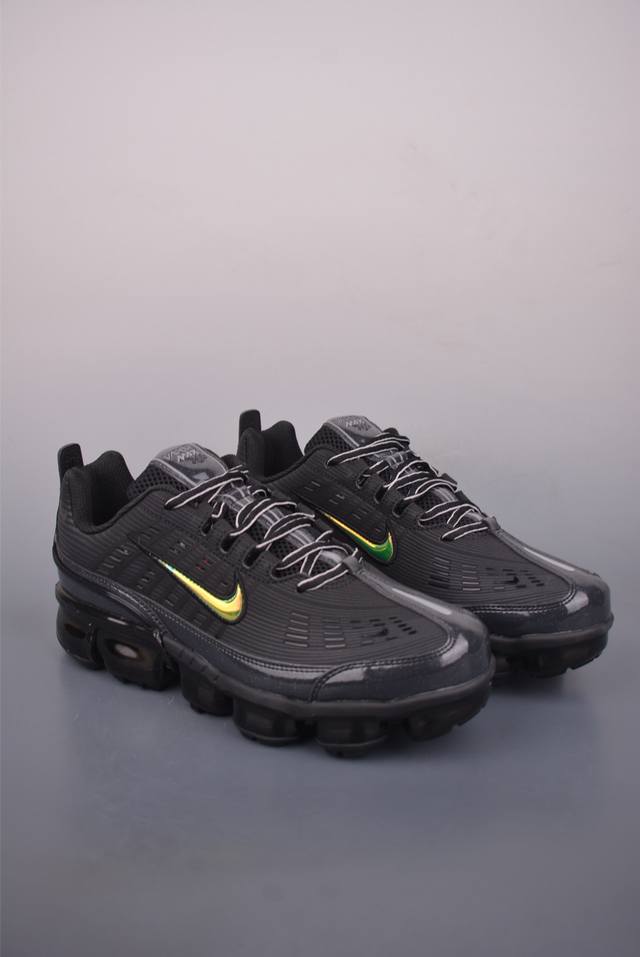 Nike Air Vapormax 360 搭载全掌长气垫鞋款 低帮跑步鞋 匠心打造的鞋面 实现轻质包覆和透气性 鞋身设计舒适的衬里包裹双足 带来自然贴身的感觉