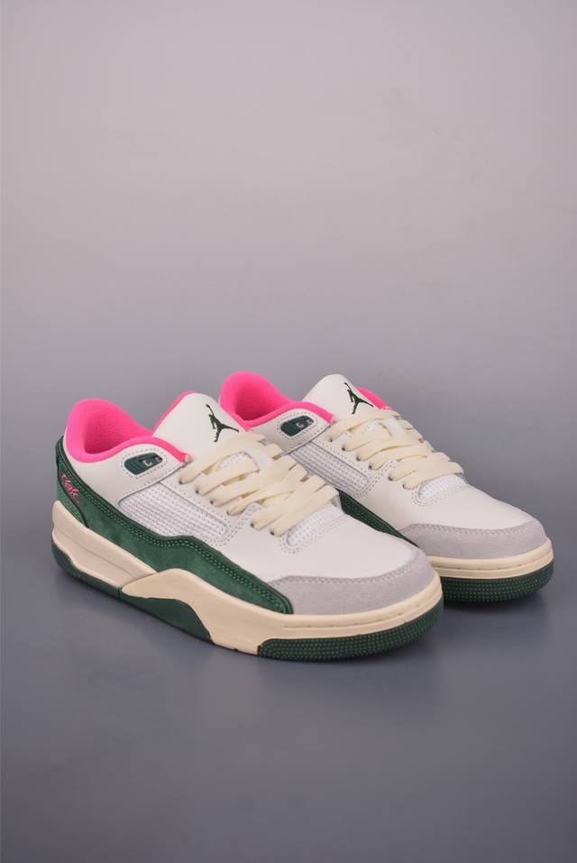 Air Jordan Flight Court 乔丹低帮复古篮球鞋 设计简约又不失复古韵味 鞋内的鞋垫柔软且有弹性 能够很好地缓冲落地时的冲击力 鞋面的材质贴合