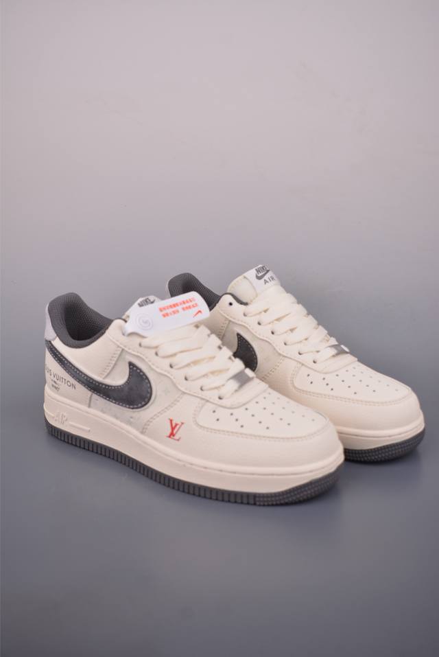 Nike Air Force 1 Low Lv联名 原楦头原纸板 打造纯正空军版型 专注外贸渠道 全掌内置蜂窝气垫 原盒配件 原厂中底钢印、拉帮完美 官方货号: