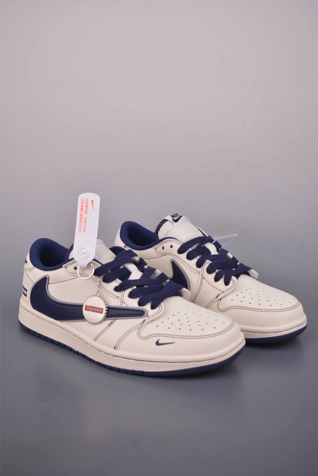 Fragment X Travis Scott X Supreme Air Jordan 1 Low 三方联名倒钩 全新的三方联名低帮倒钩鞋面延续了黑脚趾设计，