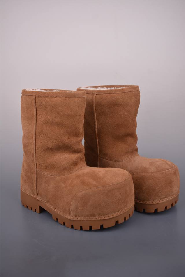 Balenciage 巴黎世家 Fw24 Skiwear滑雪鞋系列 内里保暖中筒雪地靴 有配件防尘袋及 原档案原楦数据开发 采用耐磨舒适橡胶防滑大底 官方货号: