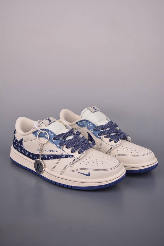 Fragment X Travis Scott X Lv Air Jordan 1 Low 解构鞋带 三方联名倒钩 全新的三方联名低帮倒钩鞋面延续了黑脚趾设计，