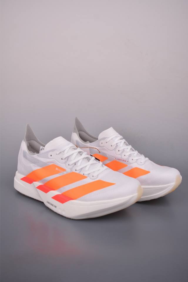 Adidas Adizero pro 4 M 阿迪超轻透气缓震跑鞋 全掌碳板 整体外观造型与Adizero Adios pro Evo 1非常相似 中底配置方面