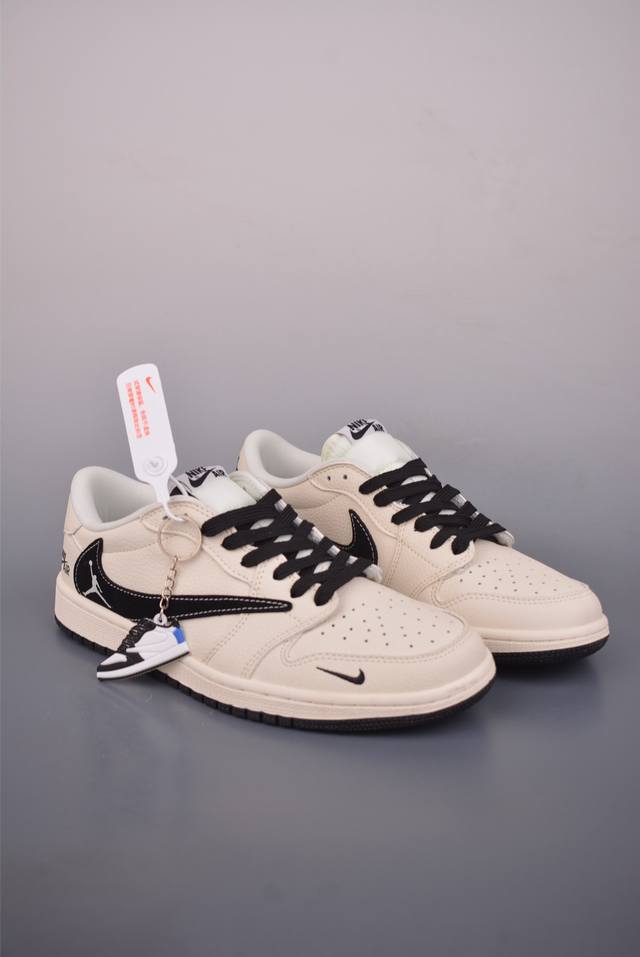 Fragment X Travis Scott X Air Jordan 1 Low 三方联名倒钩 全新的三方联名低帮倒钩鞋面延续了黑脚趾设计，整双鞋以全荔枝皮