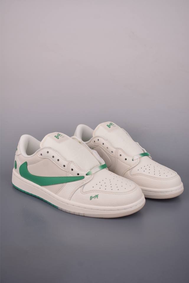 Fragment X Travis Scott X 猿人头 Air Jordan 1 Low 解构鞋带 三方联名倒钩 全新的三方联名低帮倒钩鞋面延续了黑脚趾设计