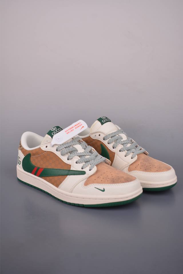 Fragment X Travis Scott X Gucci Air Jordan 1 Low 解构鞋带 三方联名倒钩 全新的三方联名低帮倒钩鞋面延续了黑脚趾
