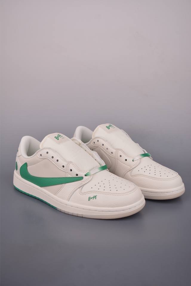 Fragment X Travis Scott X 猿人头 Air Jordan 1 Low 解构鞋带 三方联名倒钩 全新的三方联名低帮倒钩鞋面延续了黑脚趾设计