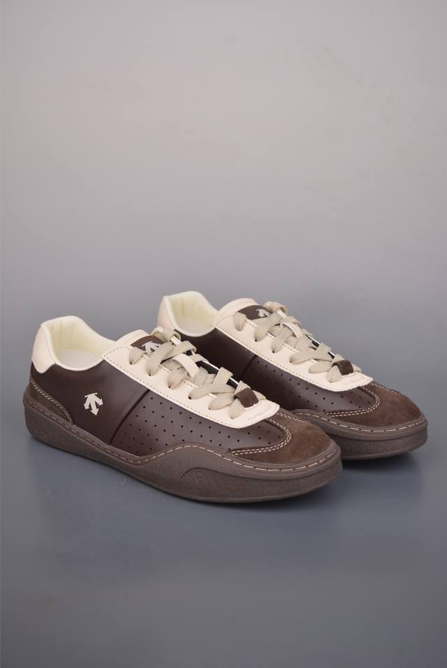 迪桑特Descente Mx M Low 复古拼接 时尚潮流 休闲板鞋 皮革材质鞋面 舒适贴合 质感出众 造型简洁百搭 适应多种日常穿搭风格 官方货号: S L