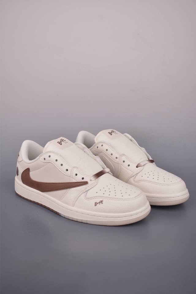 Fragment X Travis Scott X 猿人头 Air Jordan 1 Low 解构鞋带 三方联名倒钩 全新的三方联名低帮倒钩鞋面延续了黑脚趾设计