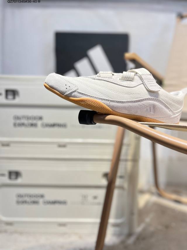 阿迪Urban Reverie复古单品 冠军经典德训鞋型，运用简洁的色彩搭配，简约休闲。以80年代经典复古鞋形体为篮本，整体造型干练又释放出百搭的复古格调，大底