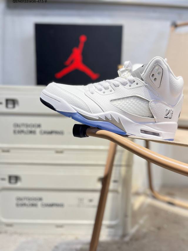 升级原楦原纸版数据开发版型#采用环保牛剖革革鞋面材质#中底钢印及缜密拉帮效果#外置Air开窗中底气垫装置粉色流川枫这双 Aj5 颜值不低！耐克Nike Air