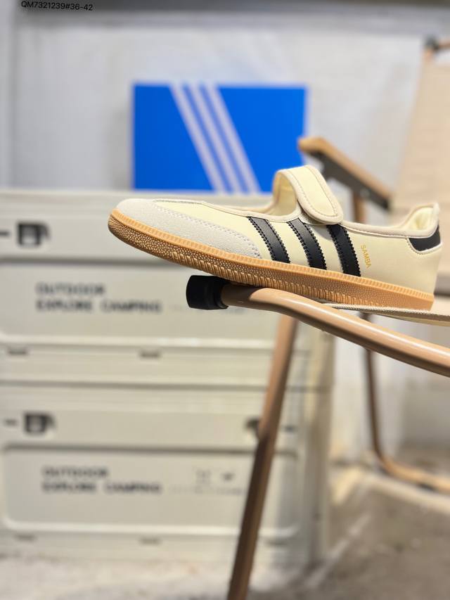 Adidas Samba Jane 阿迪达斯 玛丽珍款 板鞋懒人一脚蹬运动鞋 采用皮革材质的设计融合了经典与现代元素 它采用了玛丽珍鞋的特色设计 如鞋面上的扣带