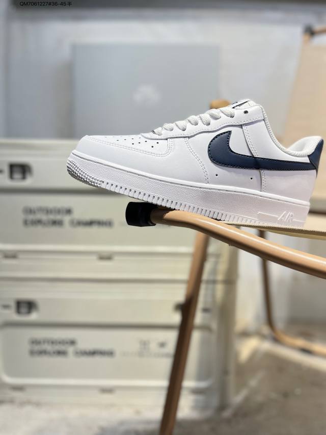 耐克 Nike Air Force 1 '07空军一号 百搭休闲运动板鞋。柔软、弹性十足的缓震性能和出色的中底设计，横跨复古与现代的外型结合，造就出风靡全球三十