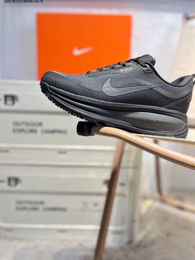 Nk Air Zoom Vomero 18 轻便舒适公路跑步鞋 质感柔软 弹力充沛 助力一路畅跑 乐享不停 厚实泡绵缔造舒适的回弹效果 铸就出色跑步表现 该鞋款