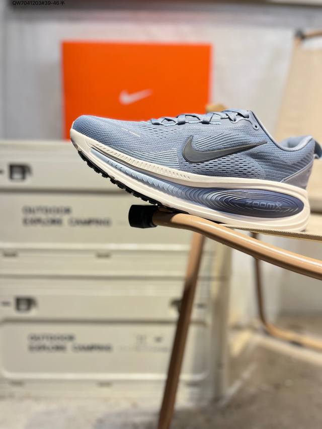 Nk Air Zoom Vomero 18 轻便舒适公路跑步鞋 质感柔软 弹力充沛 助力一路畅跑 乐享不停 厚实泡绵缔造舒适的回弹效果 铸就出色跑步表现 该鞋款