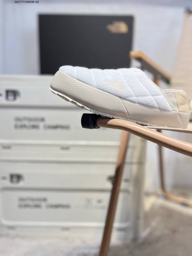 Thermoball 北面 休闲秋冬保暖绒毛 户外保暖棉鞋一脚穿懒人鞋 一脚蹬鞋口带滚边收口和弹力接片设计 方便快速穿脱 还可踩踏穿着 舒适惬意 自在切换 内置