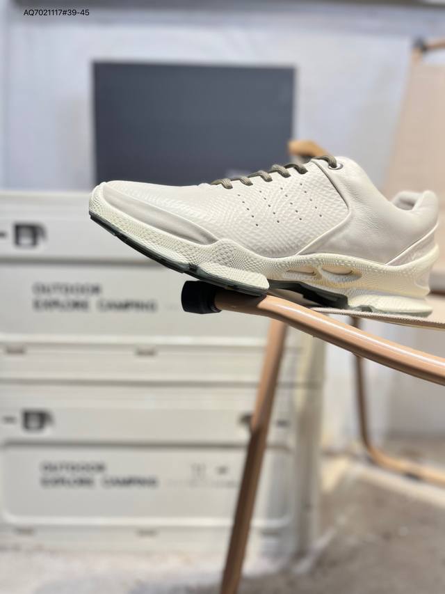 Ecco爱步男鞋轻便透气舒适耐穿 亲肤吸汗舒适内里 防滑防磨 持久干爽 简约粗绳系带 穿脱更加方便 柔韧防滑大底 鞋底立体凹槽 凹凸花纹加持 增强防滑减震性能